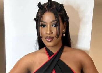 Bedjine fond en larmes sur scène. Émotions ou regrets ?