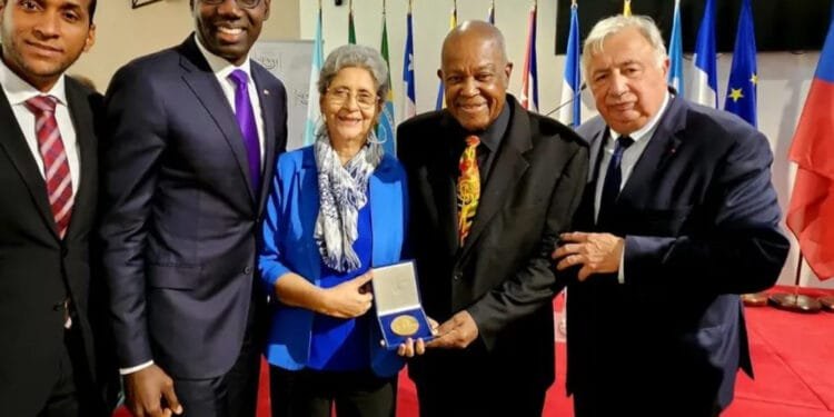 Remise de la « Médaille du Sénat » décerné à Mikaben à titre posthume