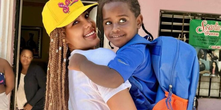 Sarodj Bertin en mission humanitaire auprès des enfants défavorisés de Nigua